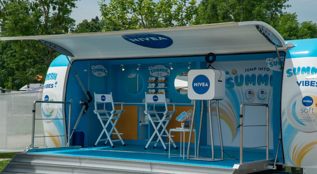 Nivea Soft Nameless 4 Stand di Nivea Soft al Nameless vuoto, azzurro e bianco