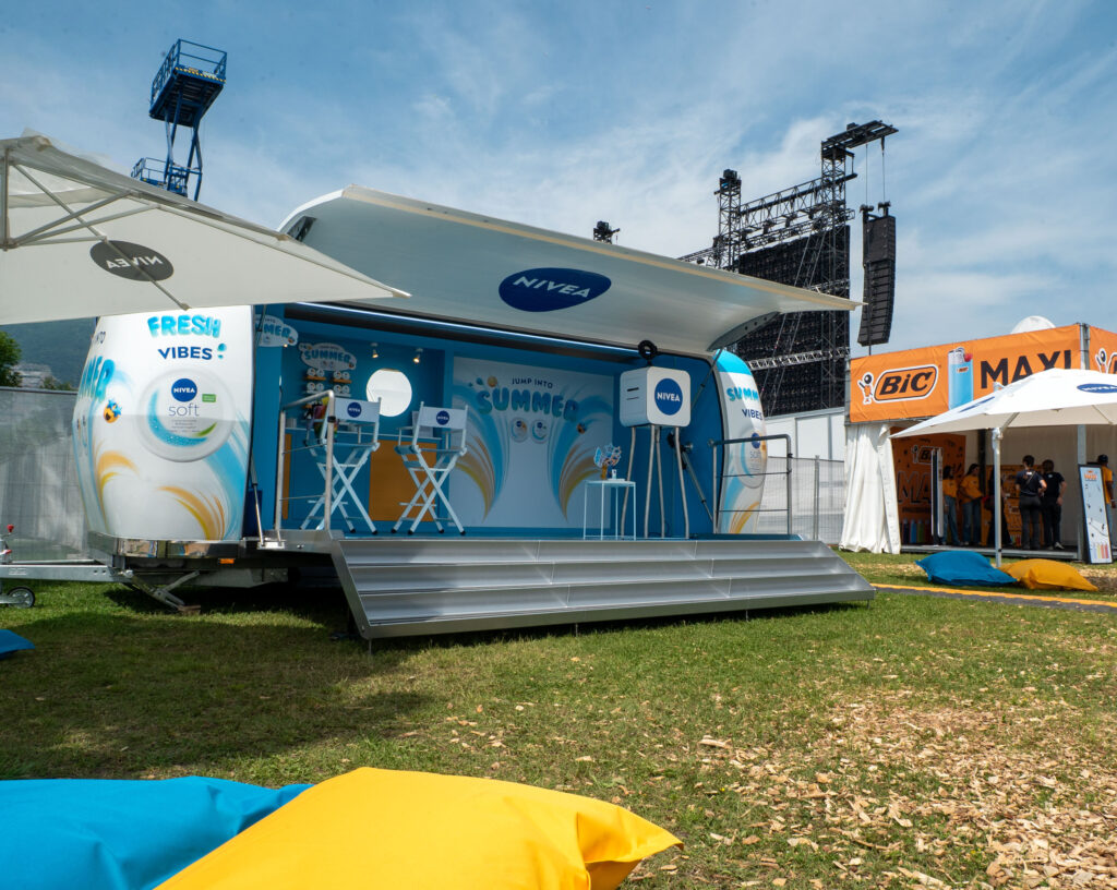 Nivea Soft Nameless 5 Stand di Nivea Soft al Nameless, vuoto, azzurro e bianco