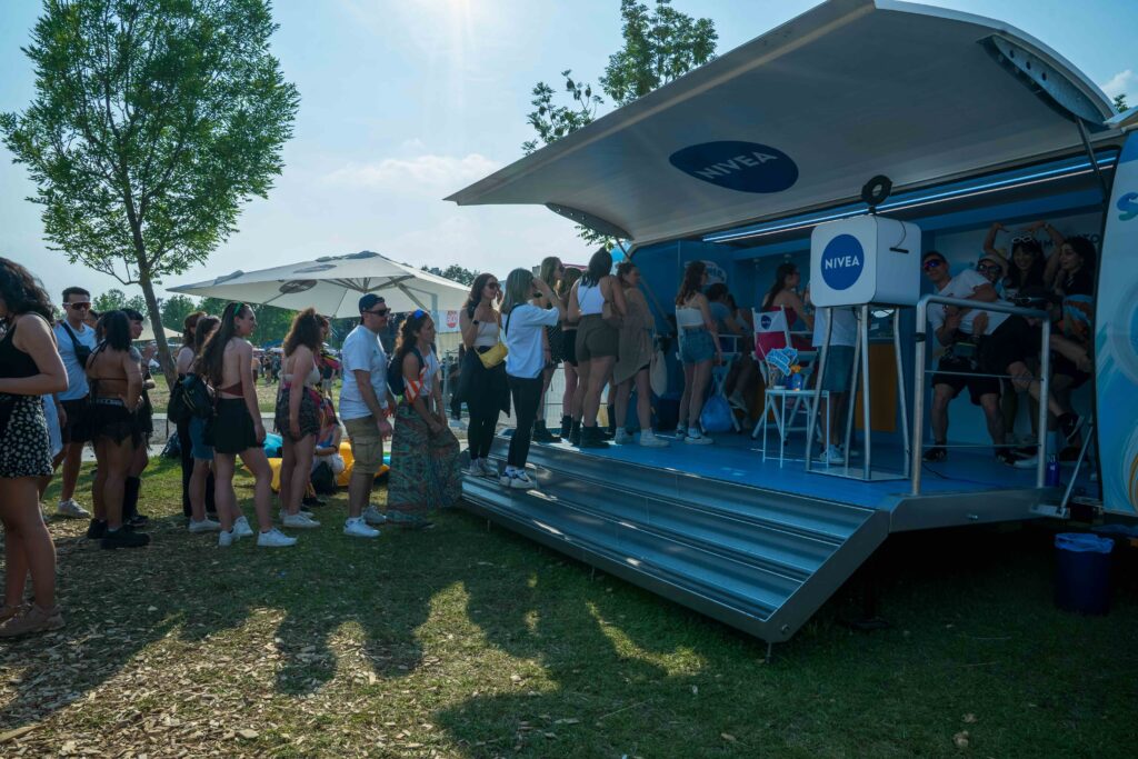 Nivea Nameless 1 Stand Nivea Soft con coda per il body painting