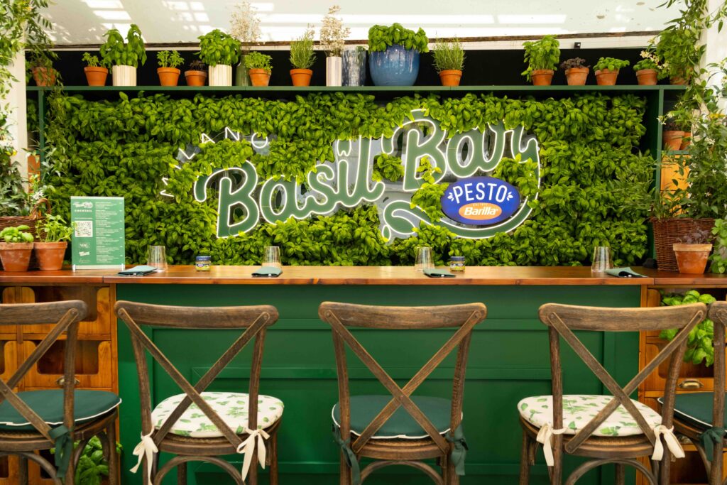 Basil Bar 14 Bancone con sedie e kogo del Basil Bar su una parete di basilico