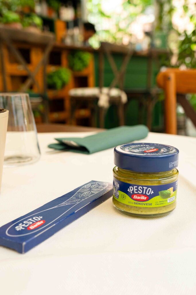 Basil Bar 8 Barattolino di Pesto Barilla con spatolina su un tavolo apparecchiato del Basil Bar