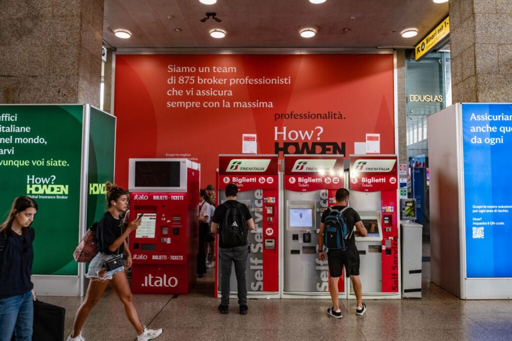 Howden 9 OOH rossa della campagna adv di Howden