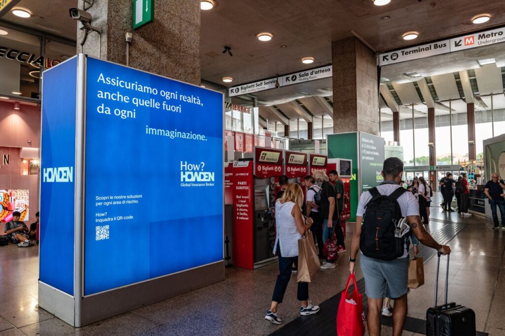 Howden 11 OOH blu della campagna adv di Howden