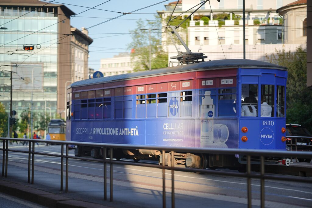 Nivea Epigenetics 9 Tram in giro per Milano per promuovere il nuovo siero di NIVEA Epigenetics