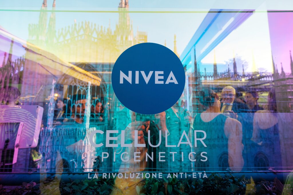 Nivea Epigenetics 12 Foto del logo di NIVEA Epigenetics con riflesso del Duomo di Milano sul vetro