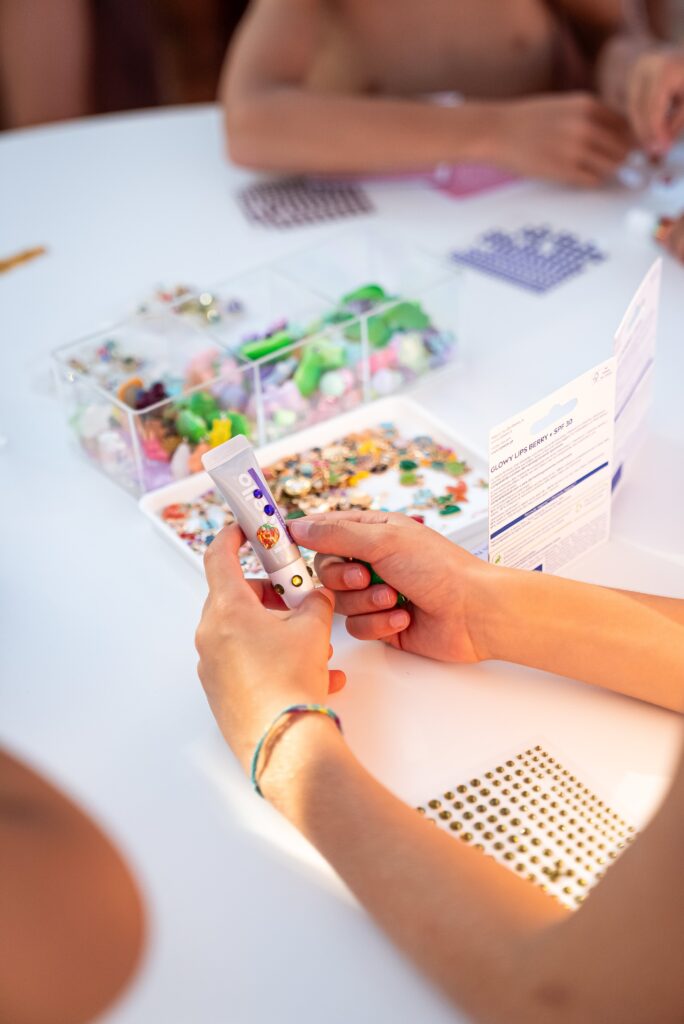 LABELLO VENEZIA 9 Ragazze che personalizzano il loro Labello allo stand
