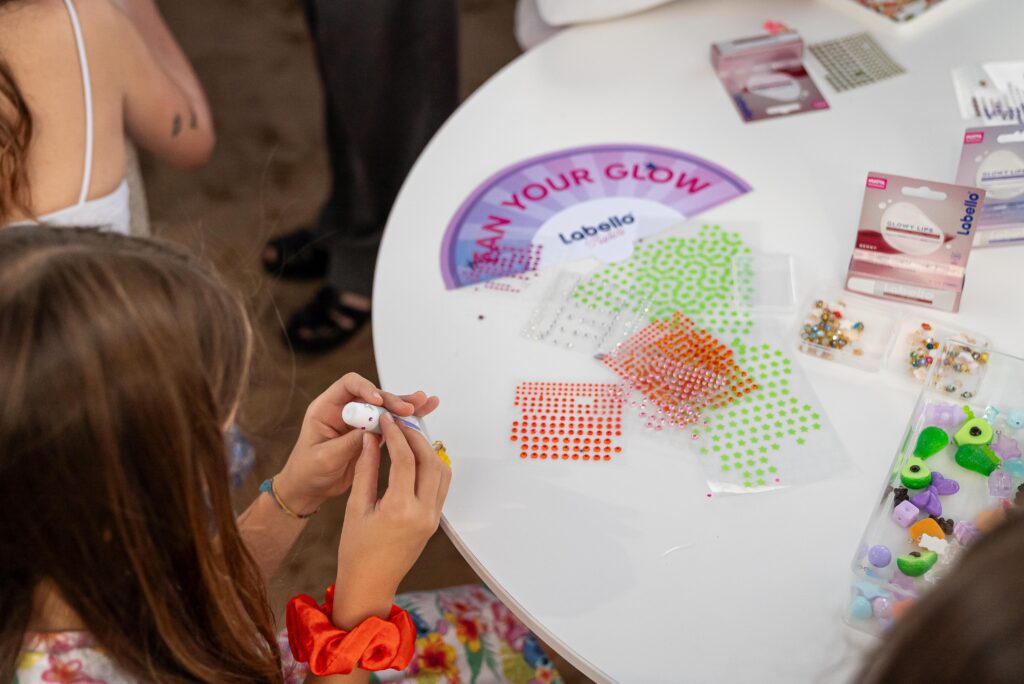 LABELLO VENEZIA 8 Bambina che personalizza il suo labello con sticker e glitter