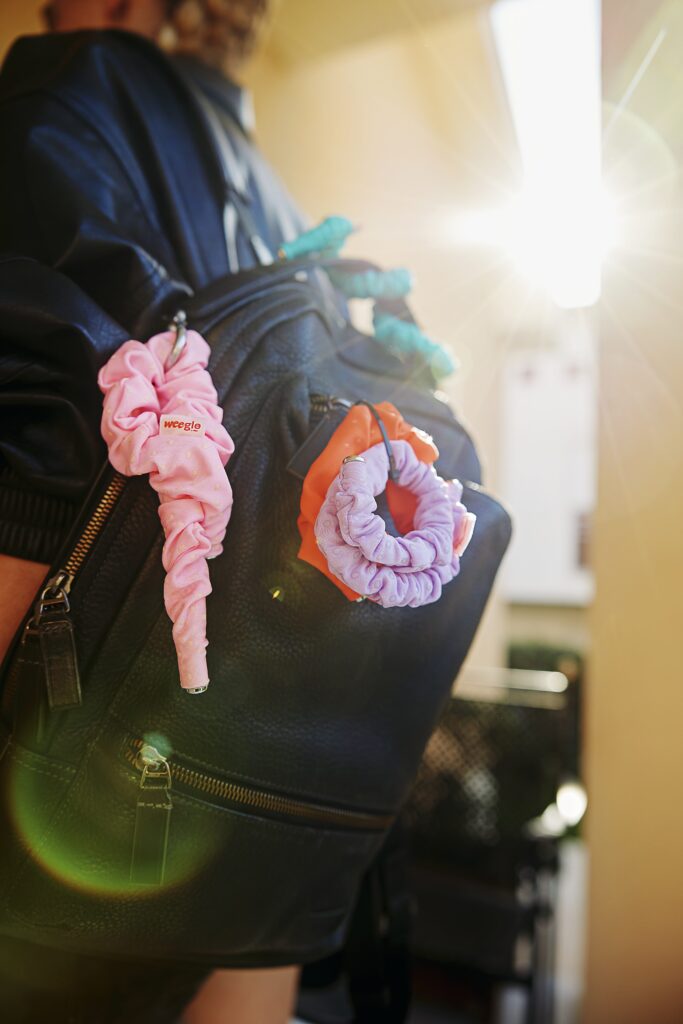 Weegle 1 Elastici Weegle attaccati a uno zaino