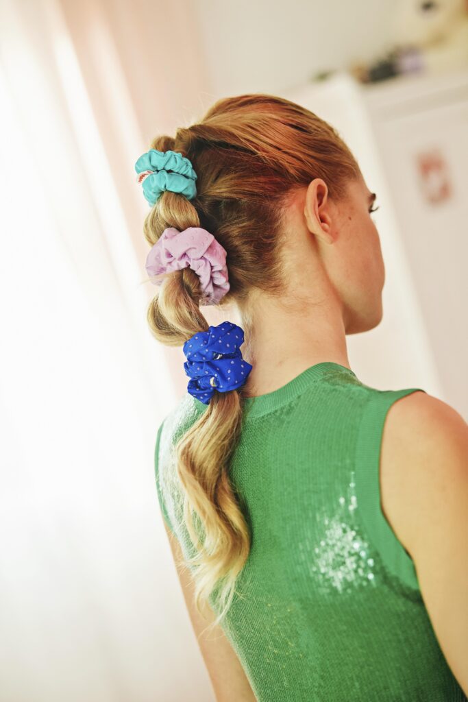 Weegle 3 Ragazza con i capelli intrecciati da elastici Weegle di diversi colori