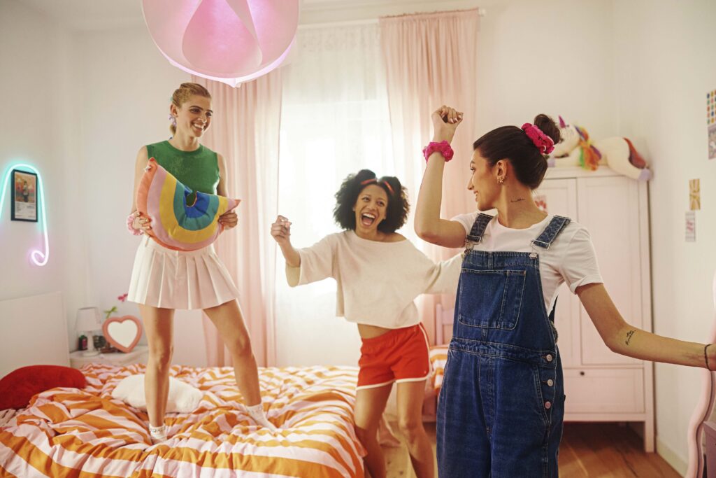 Weegle 4 Tre ragazze che festeggiano indossando gli elastici Weegle