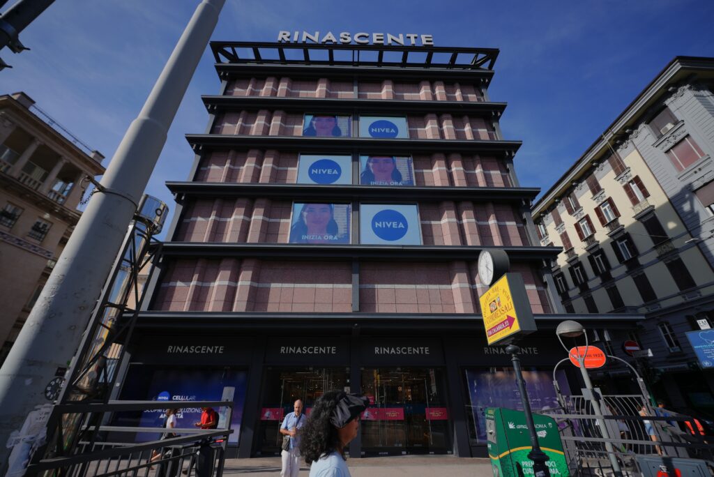 NIVEA Epigenetics 16 Facciata di uno store Rinascente con pubblicità del nuovo siero NIVEA Epigenetics