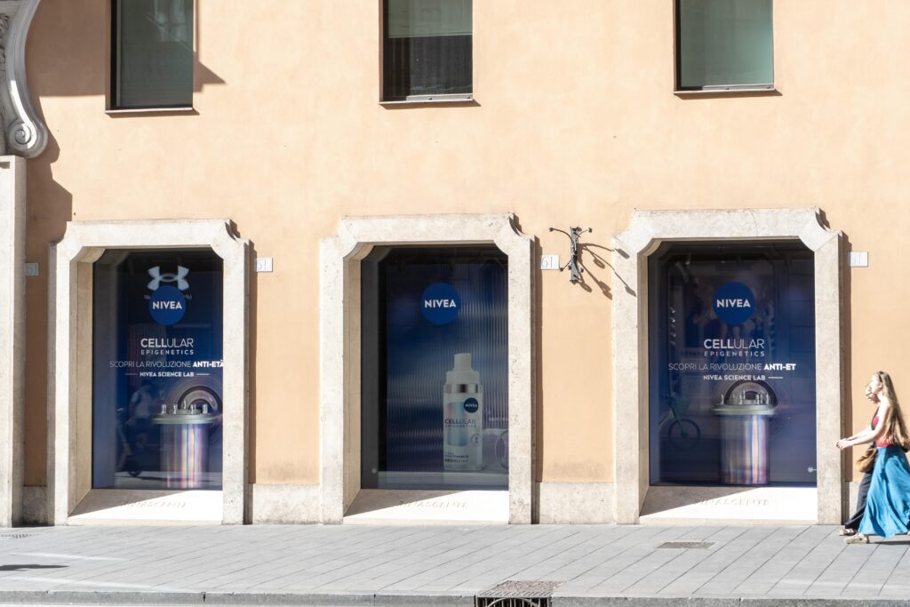 NIVEA Epigenetics 17 Vetrina di uno store Rinascente con pubblicità del nuovo siero NIVEA Epigenetics
