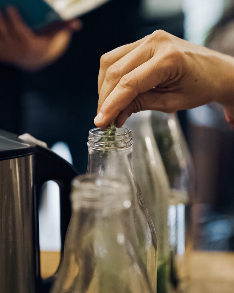 Formaggi dalla Svizzera 8 Dettaglio del workshop sulle erbe durante l'experience