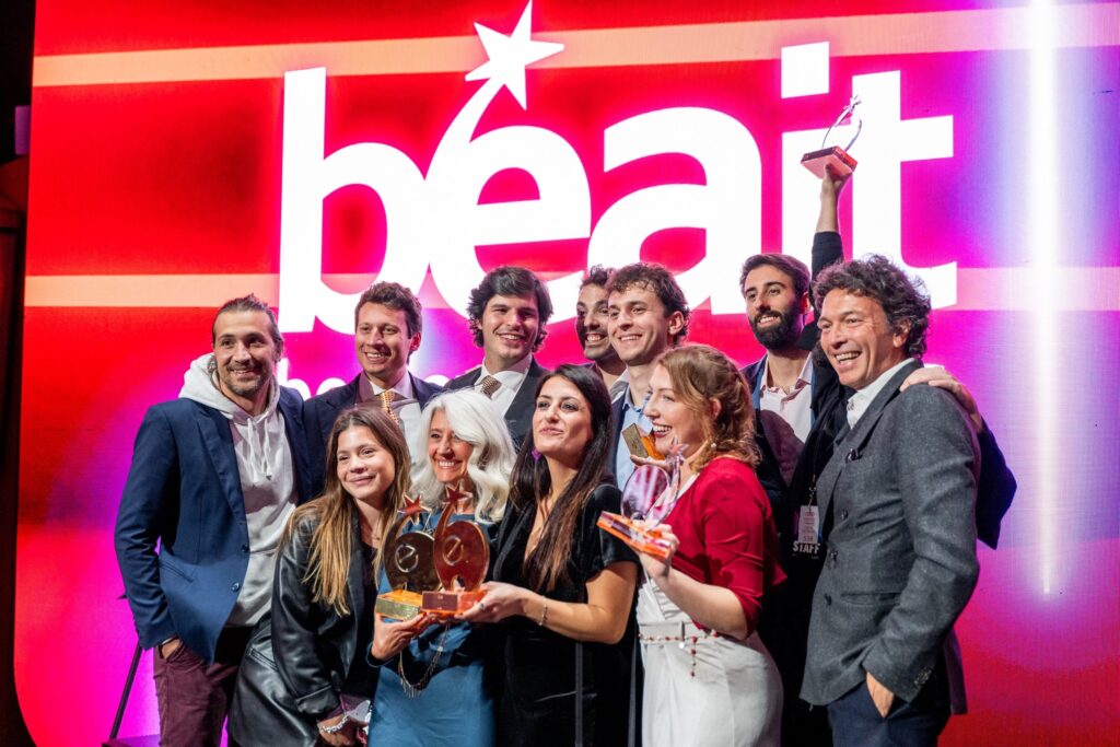 Bea 2025_7 Foto del team di agenzia durante la premiazione dei bea 2025