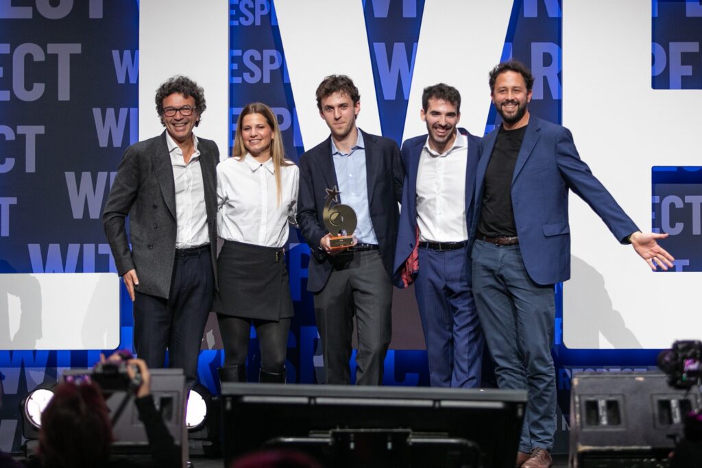 Bea 2025_9 Foto del team che ha curato il progetto di Campari @Fuorisalone, mentre riceve il premio