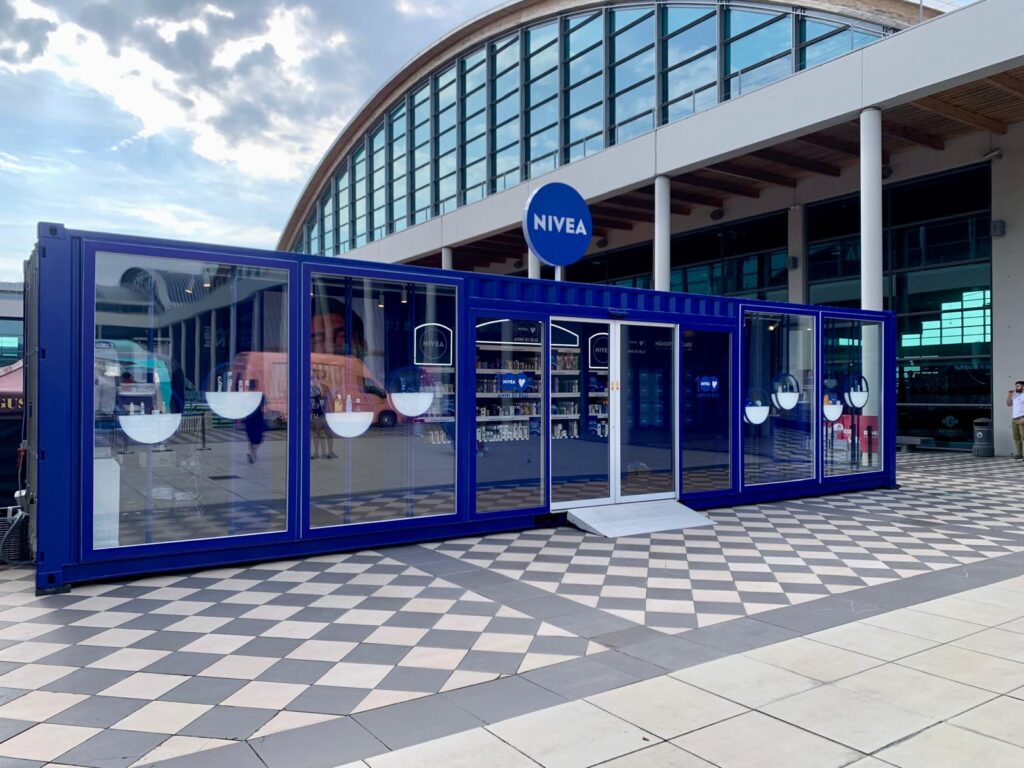 NIVEA 100_foto 2 Foto del pop-up NIVEA al Rimini Wellness visto dall'esterno