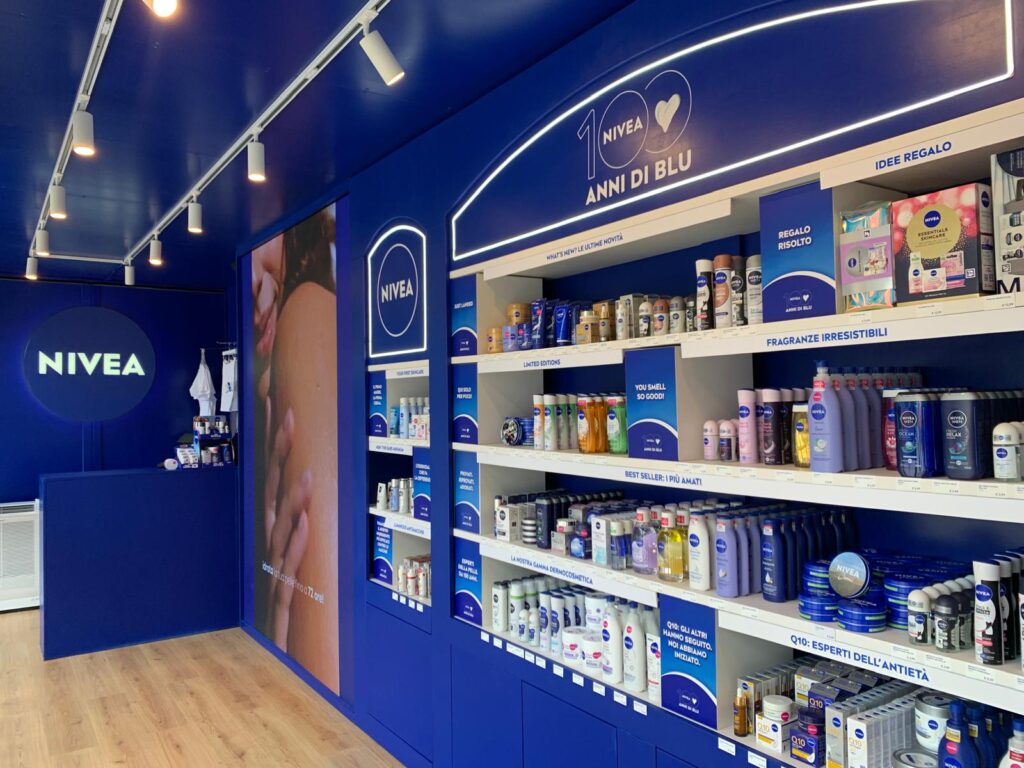NIVEA 100_foto 4 Foto del pop-up NIVEA al Rimini Wellness visto dall'esterno